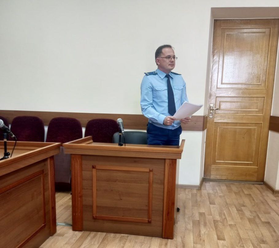 Областной суд согласился с позицией прокурора о сокращении срока расселения жильцов аварийного дома в селе Чесма Апелляционная инстанция Челябинского областного суда рассмотрела апелляционную жалобу на решение районного суда от 07.02.2025 об удовлетворении исковых требований прокурора Чесменского района. Прокуратурой района проведена проверка соблюдения прав граждан, проживающих в аварийном многоквартирном доме № 12 по ул. Ленина в с. Чесма. Постановлением администрации района от 16.03.2023 дом признан аварийным и подлежащим сносу, однако указание о сроках расселения граждан в постановлении отсутствовало. Прокурором главе администрации района внесено представление об устранении нарушений закона, по результатам рассмотрения которого в постановление внесены изменения, установлен срок для расселения дома - до 2029 года включительно. С установленным сроком прокуратура не согласилась, поскольку физический износ конструкций дома составляет более 50 %, имеется реальная угроза обрушения дома, проживание в аварийном доме представляет опасность для жизни и здоровья людей. Прокурор обратился в суд с иском к администрации района о признании указанного срока незаконным и определении срока расселения граждан до 31.12.2025. Суд требования прокурора удовлетворил. На решение суда администрацией района подана апелляционная жалоба, которая с учетом позиции прокурора Челябинским областным судом оставлена без удовлетворения. Решение суда вступило в законную силу, исполнение судебного акта находится на контроле прокуратуры района.