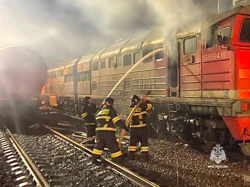 Вчера вечером в Старом Осколе на железнодорожном вокзале загорелся тепловоз  Огнём повреждена электропроводка в кабине машиниста на площади 6 метров квадратных.   Предположительно, причиной пожара стала неисправность электрооборудования тепловоза.     Жесть Белгород - подписаться