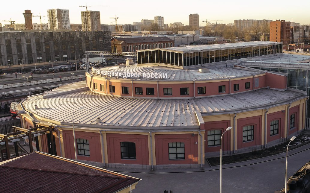 ГАТИ выдала ордер для обеспечения проведения «Международного железнодорожного салона пространства 1520 «PRO//Движение. ЭКСПО»  С 28 по 31 августа на территории Музея железных дорог России в Библиотечном переулке, 4 пройдет главное событие транспортной отрасли, которое объединит производителей подвижного состава и грузового железнодорожного транспорта, специалистов в области строительства и обеспечения безопасности на железных дорогах, инжиниринга и дизайна, ученых и экспертов-транспортников, представителей российского и зарубежного бизнеса и руководителей государственного транспортного сектора.  На выставке будут представлены натурные образцы подвижного состава и передовые разработки в железнодорожной отрасли.  Площадка для проведения выбрана не случайно. Железнодорожный музей России - один из крупнейших железнодорожных музеев в мире. Коллекция насчитывает более 123 уникальных экспонатов подвижного состава и 44 мультимедийные инсталляции.  Фото: Музей железных дорог России