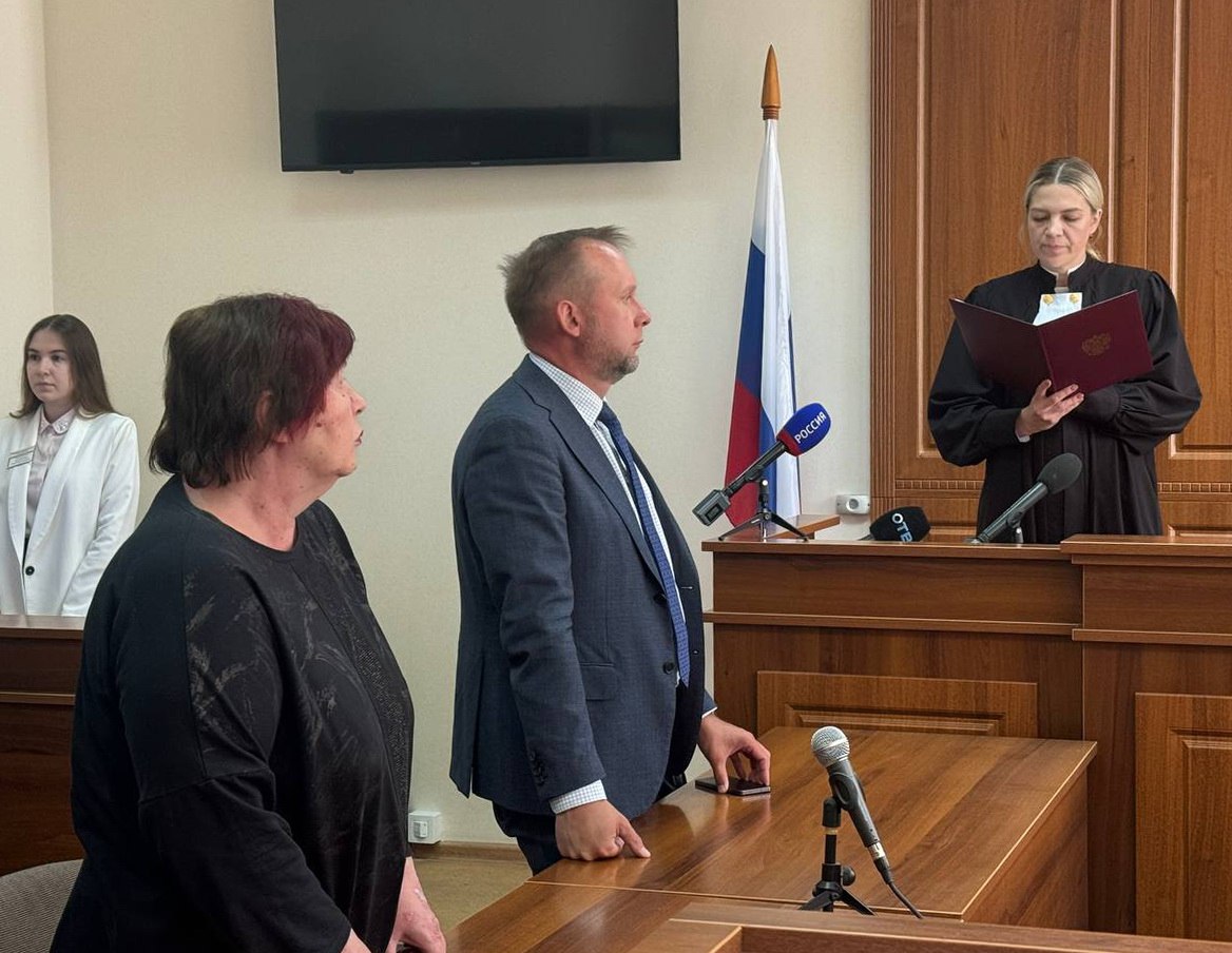 Год ограничения свободы назначили сотруднику предприятия общепита по делу об отравлении 81 человека в СУНЦ УрФУ 60-летнюю Елену Антропову признали виновной в нарушении санитарно-эпидемиологических правил, повлёкшем по неосторожности массовое заболевание или отравление людей часть 1 статьи 236 УК . Судья Кировского райсуда Екатеринбурга Светлана Фадеева сегодня назначила Антроповой 1 год ограничения свободы, а также лишение права заниматься деятельностью, связанной с организацией питания населения, на срок 1,5 года. Антропова, работая заведующей производством ООО «Общественное питание», допустила массовые нарушения технологического процесса в части обеспечения безопасности пищевой продукции, сообщила пресс-служба прокуратуры. Сам Антропова также отравилась — 6 марта 2025 года она обратилась в екатеринбургскую ЦГБ №7, у неё была выявлена норовирусная инфекция. Дело об отравлении рассматривалось в закрытом режиме. Фото: прокуратура Свердловской области Телеграм-канал Поддержать Подписаться Прислать новость 18+