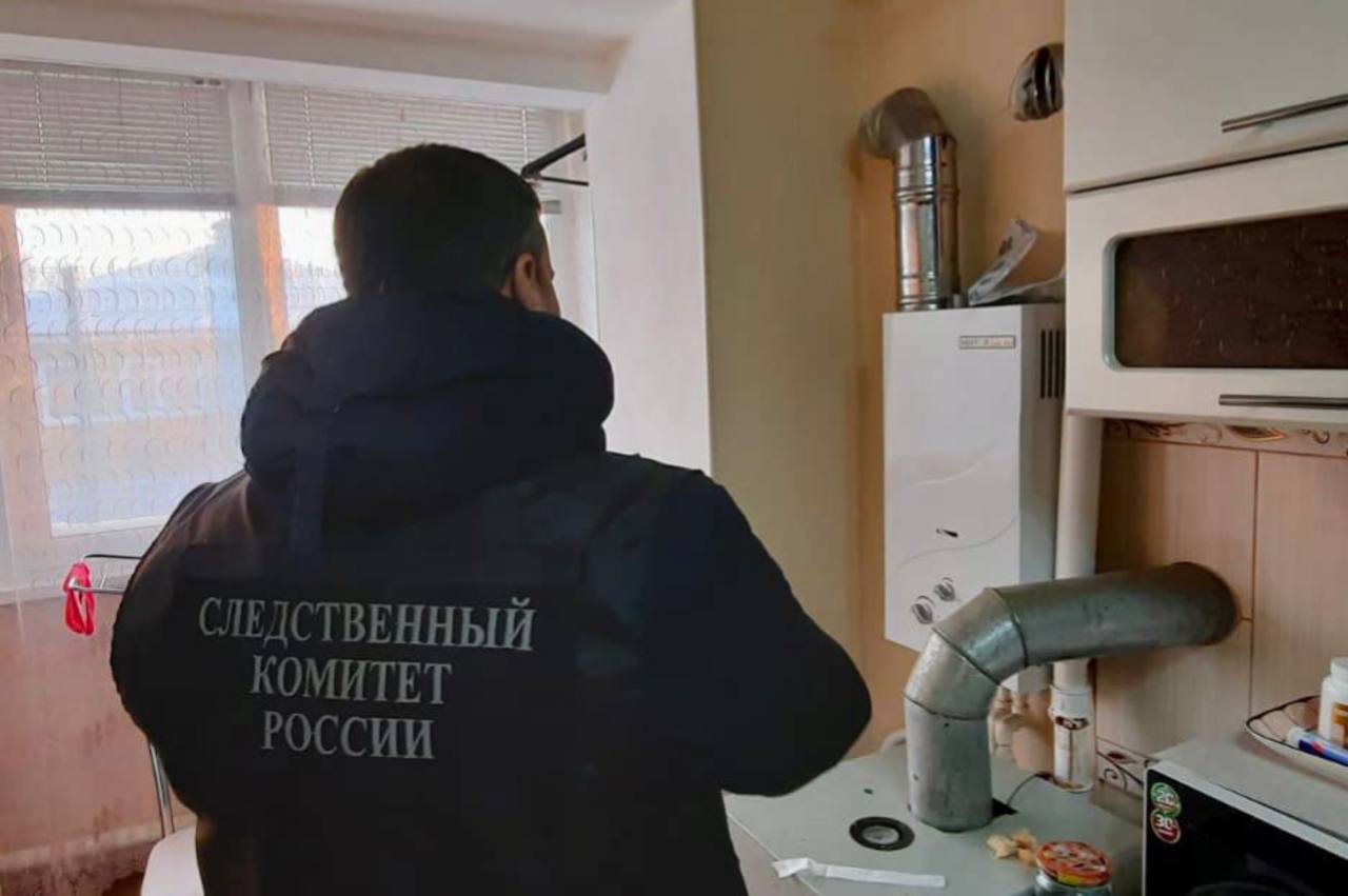 В Арзамасе семья из трёх человек отравилась угарным газом.  Пострадали 32-летняя женщина, дети пяти и трех лет. Всех госпитализировали в больницу.  Подпишись \ Предложи новость