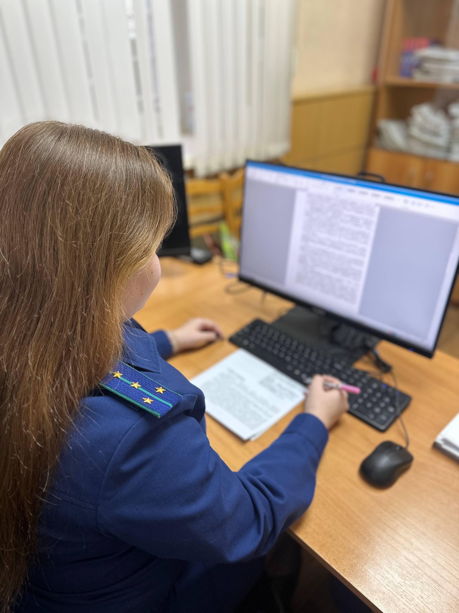 Прокуратура Ибресинского района помогла инвалиду получить компенсацию материального и морального вреда причиненного вследствие ненадлежащего обеспечения техническими средствами реабилитации Проверка проведенная по обращению 77 летней местной жительницы являющейся инвалидом 2 группы показала что в период с 28 03 2025 по 05 06 2025 она не была обеспечена необходимыми для ее жизни техническими средствами реабилитации в связи с чем вынуждена была приобретать их самостоятельно Прокуратура района обратилась в суд с исковым заявлением к региональному отделению Фонда пенсионного и социального страхования России о взыскании в пользу нуждающейся стоимости самостоятельно приобретенных технических средств реабилитации и компенсации причиненного ей морального вреда Суд требования прокуратуры удовлетворил взыскав с ответчика причиненный ущерб В настоящее время все необходимые средства реабилитации предоставляются ей своевременно