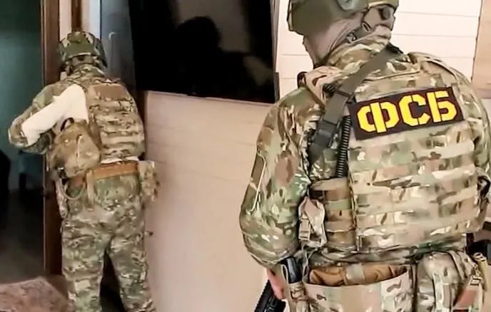 В Крыму пресечена деятельность агента ГУР Украины который собирал данные о дислокации подразделений Минобороны РФ сообщили в УФСБ Установлено что житель Волгоградской области 1995 года рождения инициативно установил контакт с представителем спецслужбы Украины и по заданию куратора осуществлял сбор и передачу сведений о дислокации подразделений Минобороны РФ на территории Севастополя В отношении задержанного возбуждено уголовное дело по статье Государственная измена Избрана мера пресечения в виде заключения под стражу