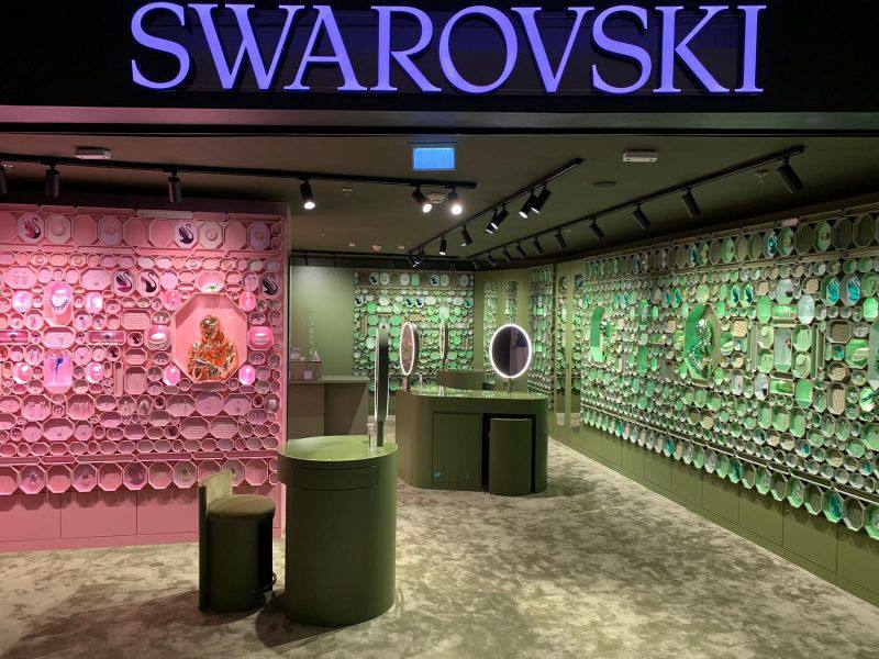 В Париже вновь произошло громкое ограбление сообщает The Times Спустя две недели после кражи королевских украшений из Лувра неизвестные взломали бутик Swarovski и похитили украшения и часы на сумму около 200 тысяч евро По данным полиции сигнализация в магазине была отключена а камеры наблюдения не зафиксировали преступников Ограбление обнаружили лишь утром когда сотрудник нашёл взломанную дверь и разбитые витрины В последние годы Париж переживает волну дерзких краж затронувших музеи и магазины После инцидента в Лувре из музея в Лангре исчезли монеты XVIII века на 90 тысяч евро а ранее были похищены золотые самородки и редкий фарфор на миллионы евро vesti az