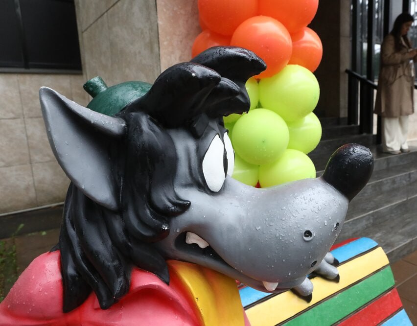 Союзмультфильм рассматривает возможность открытия трех четырех крытых парков Союзмультпарк на горизонте трех лет Однако проекты требуют значительных инвестиций их реализация не видится возможной без господдержки как на федеральном так и на региональном уровне сообщили Интерфаксу в пресс службе киностудии В частности студией были разработаны концепции парковых проектов на горном курорте Манжерок и в Благовещенске Параллельно с этим компания обсуждает открытие зоны еще в одном уличном парке и трех четырех крытых парков площадью от 3500 кв м на горизонте трех лет заявили в пресс службе Союзмультфильма Ранее в СМИ появилась информация что в России предлагают создавать парки развлечений аналогичные Диснейленду но с отечественными персонажами Фото Софья Сандурская АГН Москва interfaxonline