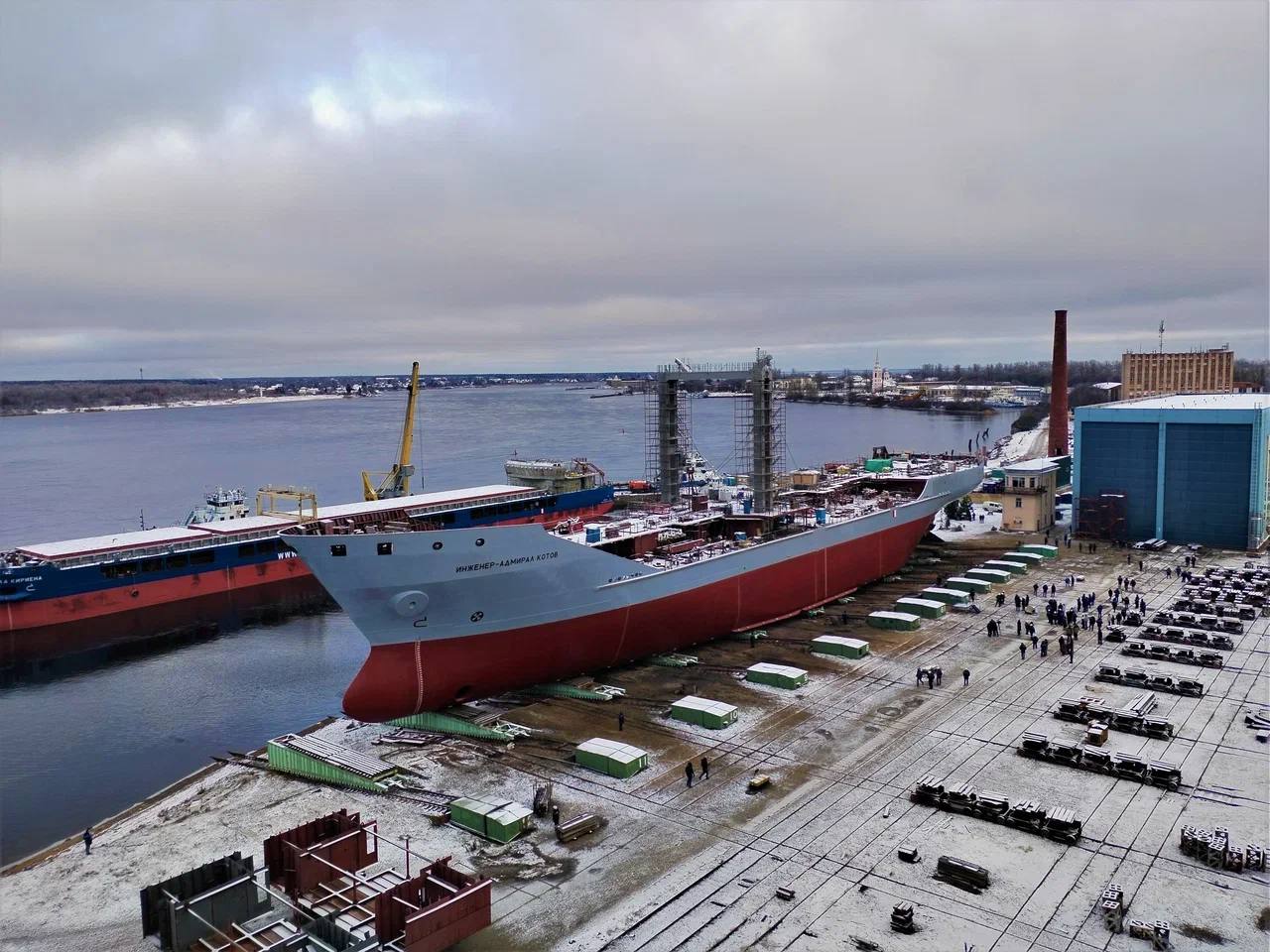 В ОСК спустили на воду танкер «Инженер-адмирал Котов»   На Невском судостроительно-судоремонтном заводе ОСК состоялся спуск на воду среднего морского танкера «Инженер-адмирал Котов». Новое судно станет третьим средним морским танкером проекта, не имеющего аналогов на территории Российской Федерации.    Танкер предназначен для приема, хранения, транспортировки и передачи различных жидких грузов для флота:   мазута,   дизтоплива,   моторного масла,   авиационного керосина,   пресной воды.   Также возможна перевозка сухих грузов, в том числе различного технического и шкиперского имущества, продуктов питания.  «Данное событие очень важно для Военно-Морского Флота. Преимущество данных танкеров, это возможность одновременного осуществления заправки 3-х кораблей на ходу. Его основное предназначение, это обеспечение дальних походов кораблей в дальних океанских и морских зонах», – заявил начальник службы вспомогательного флота Главного командования ВМФ капитан 1 ранга Анзор Дандамаев. Судно способно без швартовки к другому кораблю передавать и принимать жидкие грузы, а также осуществлять прием, хранение, транспортировку и передачу сухих грузов с помощью системы траверзной передачи грузов в море.  «Уверен, что этому танкеру предстоит большое будущее и он станет надежной поддержкой Российскому флоту. Желаю судну и его будущему экипажу семь футов под килем», — отметил в своем обращении к участникам спуска генеральный директор Невского судостроительно-судоремонтного завода Евгений Кузнецов.  Функциональные возможности танкера позволят ему выдавать горючее одновременно трем судам, идущим от него на расстоянии от 50 до 100 метров на борт или кильватерным способом.  Танкеры данного проекта – самые большие суда, которые, когда-либо спускались на воду за всю историю Невского ССЗ, которому в 2024 году исполнилось 111 лет.