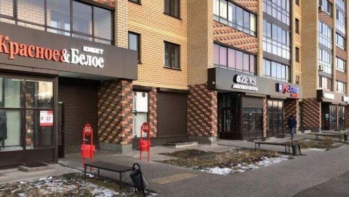 В Набережных Челнах вступило в силу постановление, ограничивающее продажу алкоголя в заведениях общепита Согласно документу, подписанному главой исполкома Фаридом Салаховым, теперь запрещена розничная реализация алкогольной продукции в кафе и ресторанах с залами менее 100 квадратных метров, расположенных ближе 20 метров от жилых домов. Расстояние рассчитывается по прямой от стены жилого здания до входа в заведение Новые нормы призваны защитить покой жителей, сохранив при этом возможности для развития бизнеса Набережные Челны Онлайн #НабережныеЧелны #Татарстан