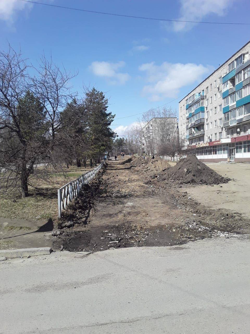 На проспекте Победы начался второй этап работ по благоустройству пешеходной зоны. Сейчас вскрыть старый асфальт и ведутся другие подготовительные работы на участке главной аллеи от автобусной остановки до поворота к детской поликлинике, но вообще-то 2-й этап включает в себя территорию до пр. Победы, 6. На реализацию этого проекта Амурску было выделено 36,5 млн. рублей., но в ходе торгов подрядчик на порядок снизил стоимость работ. Поэтому на сэкономленные средства будет отремонтирован ещё заезд во дворы в районе пр. Победы, 4-6.