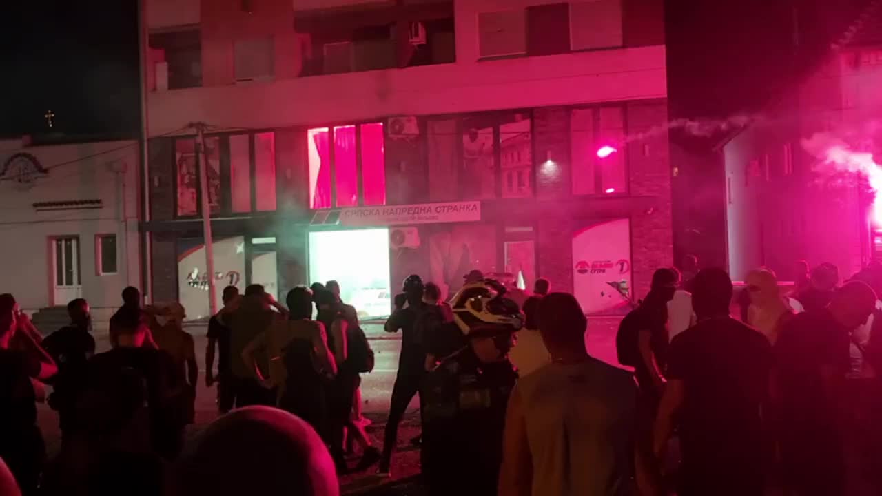 Протестующие атакуют офис Сербской прогрессивной партии в Валево и Палилуле