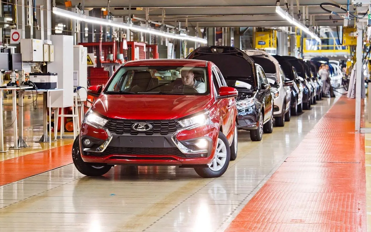 АвтоВАЗ установит на Lada проекционные дисплеи Но сроки неизвестны АвтоВАЗ ведет разработку проекционного дисплея для автомобилей устройства выводящего информацию на лобовое стекло автомобилей Lada Об этом Autonews рассказали в пресс службе производителя Конкретные сроки внедрения новинки не уточняются В компании отметили что некоторые модели Lada в том числе Aura и Vesta уже получили полноформатную цифровую комбинацию приборов на которой отображаются данные навигации и другая информация из мультимедийной системы Autonews в Telegram VK Канал РБК в MAX