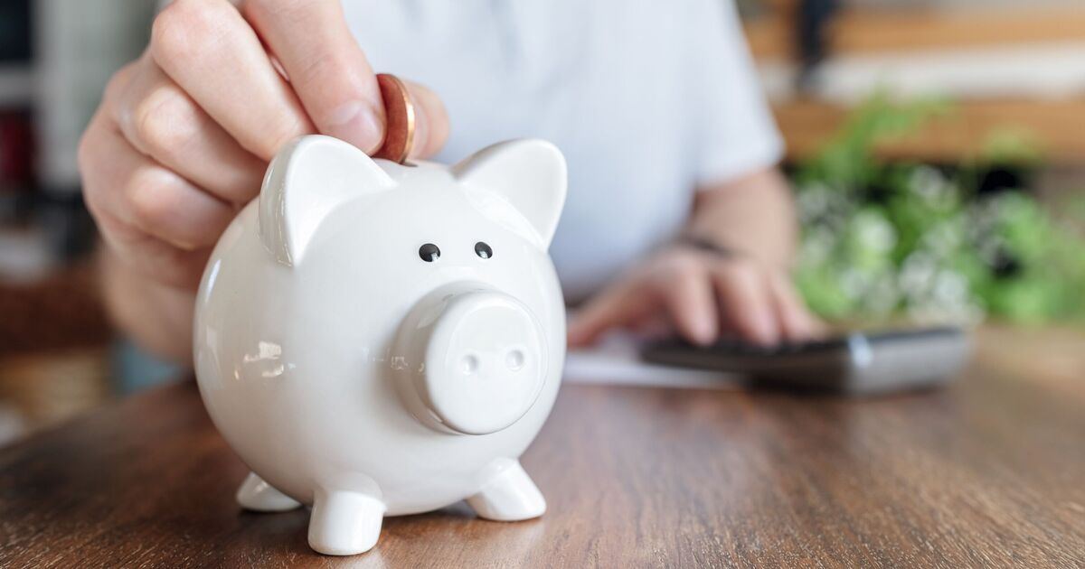 Финансовая подушка в приоритете сколько россияне планируют накопить в 2026 году исследование Авито подработка В среднем россияне планируют накопить 345 тыс рублей в 2026 году ежемесячно откладывая по 15 тыс рублей Главная цель накоплений финансовая подушка 36 на втором месте путешествия 29 на третьем ремонт 24 Большинство 62 намерены увеличить сумму накоплений по сравнению с 2025 годом что говорит о растущей финансовой дисциплине Планы сильно варьируются в зависимости от города москвичи готовы откладывать в среднем 21 6 тыс рублей в месяц что почти в 1 5 раза больше чем в среднем по выборке и на 23 больше чем у жителей Санкт Петербурга 17 6 тыс Это свидетельствует о росте финансовой осознанности но и о сохраняющейся осторожности люди в первую очередь страхуются а не инвестируют в рост