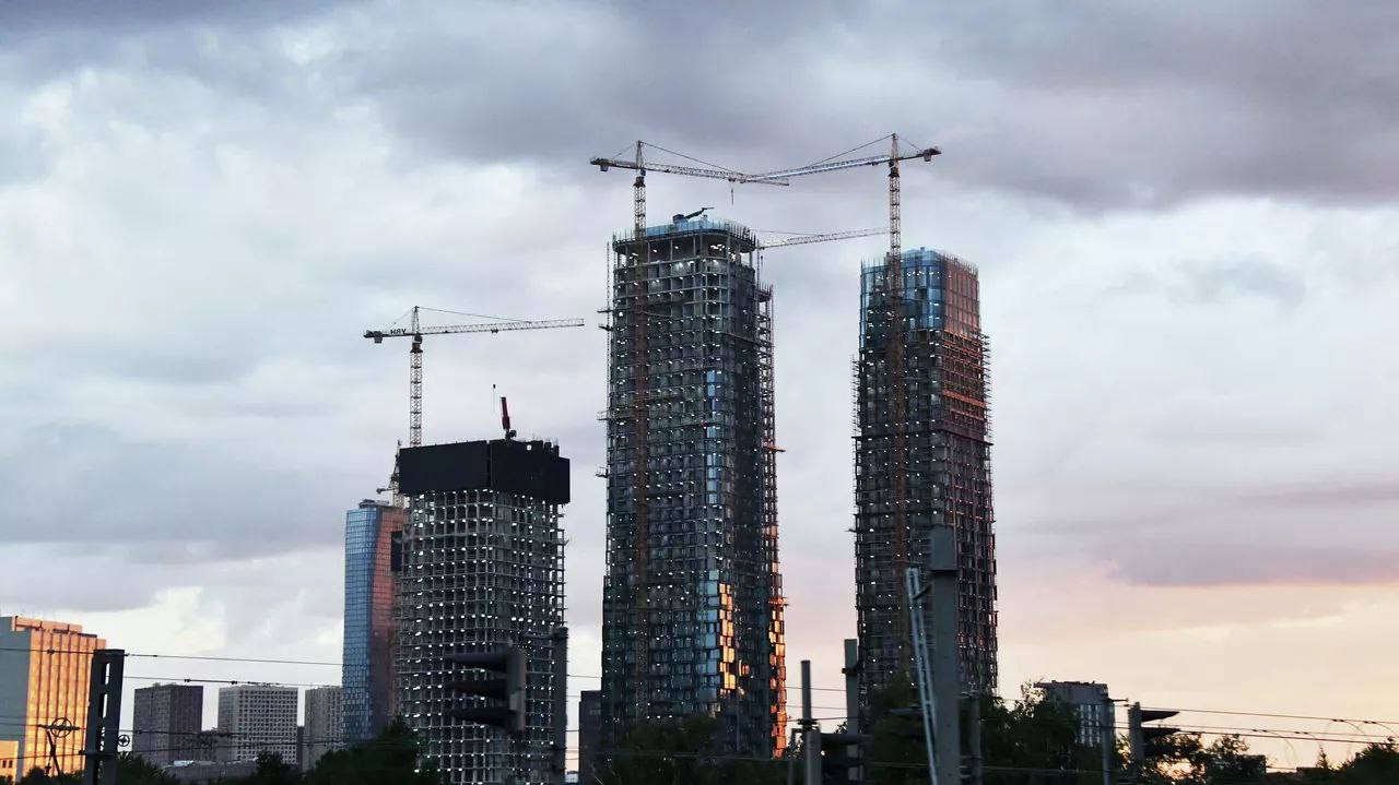 Ввод нового жилья в Москве сократился почти в два раза За III квартал 2025 года девелоперы вывели всего 4 новых ЖК втрое меньше чем год назад Объем нового жилья упал на 44 до 684 тыс м² При росте спроса на 20 стоимость недвижимости обновила рекорды средняя цена достигла 609 тыс руб м² 18 в бизнес классе 609 тыс руб м² 14 7 в премиальном сегменте 1 1 млн руб м² 23 а элитное жилье зафиксировано на уровне 3 22 млн руб м² Дорогое кредитование и риски перепроизводства вынудили застройщиков сместить фокус на бизнес класс который теперь составляет 70 новых проектов при сокращении предложения в комфорт сегменте на 39 что позволяет поддерживать ценовой уровень через распродажу текущих запасов kvadratnymaster Фото РИА Новости