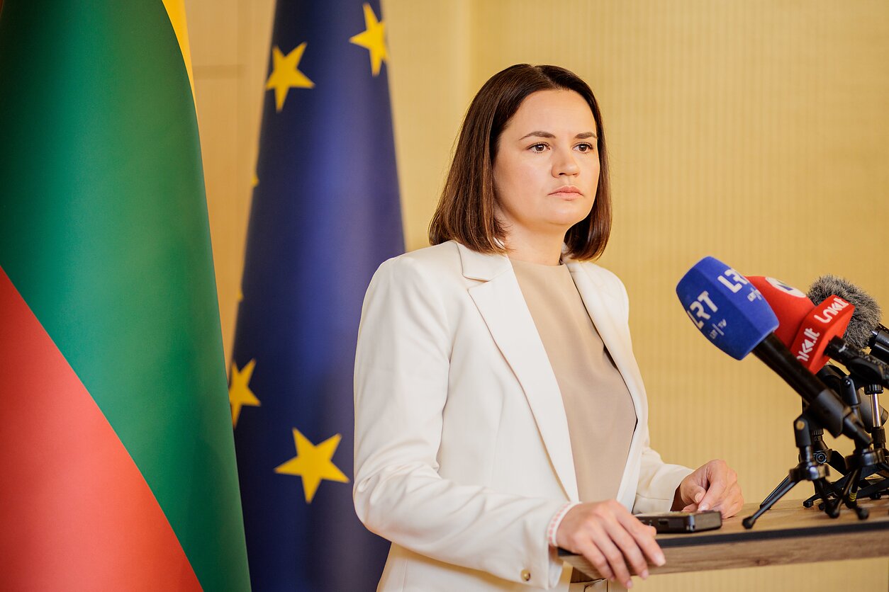 Советница президента Литвы окончательные решения по охране Тихановской ещё не приняты Главная советница президента Литвы по вопросам национальной безопасности Аста Скайсгирите заявила что окончательные решения относительно уровня охраны лидера белорусской оппозиции Светланы Тихановской пока не приняты Насколько я понимаю окончательные решения в правительстве ещё не приняты обсуждения продолжаются сказала А Скайсгирите во вторник в эфире радиостанции Žinių radijas По её словам президент Гитанас Науседа придерживается позиции что С Тихановская должна продолжать находиться под защитой однако уровень и формы этой защиты должны определять соответствующие службы Читать дальше Светлана Тихановская фото LRT