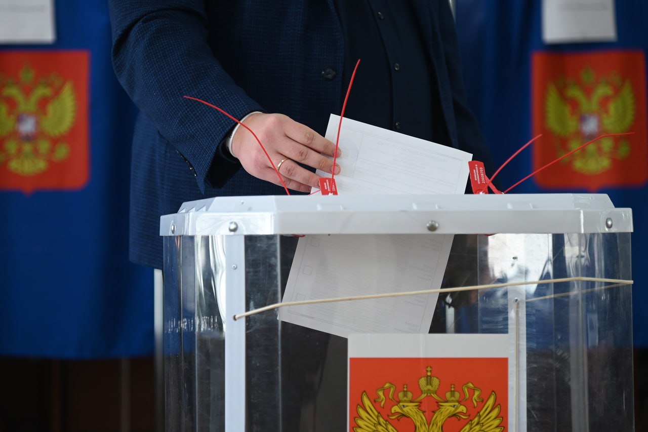 В Абыйском улусе завершилось досрочное голосование за депутатов В Абыйском улусе РС Я завершилось голосование на досрочных выборах депутатов улусного Совета Ровно в 20 00 по местному времени закрылись все 6 избирательных участков члены комиссий начали подсчет голосов без перерыва Наблюдатели от Общественной палаты республики присутствуют на участках процесс идет по закону до итогов