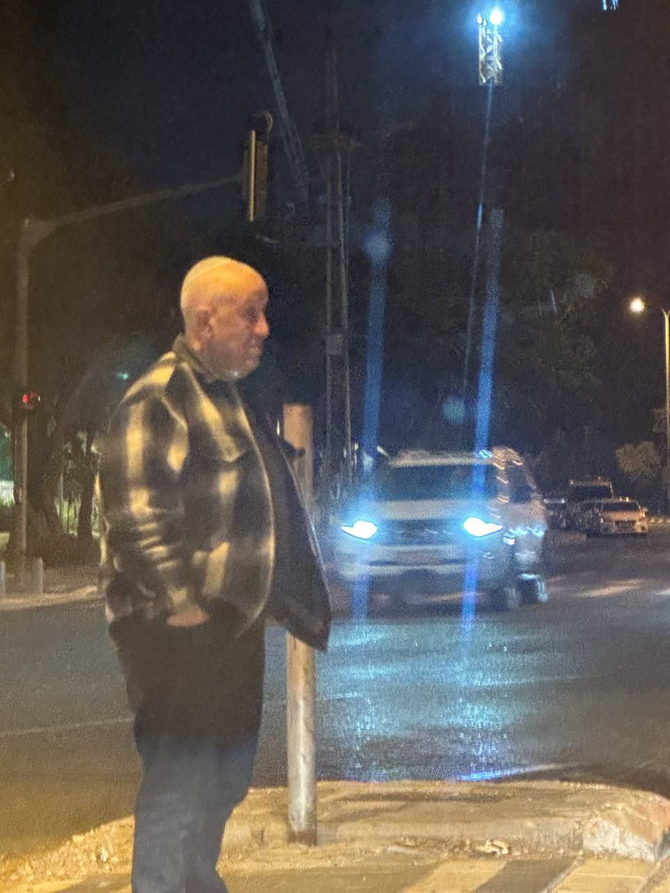 Этой ночью в Тель-Авиве заметили загадочного мужчину: он зачем-то вышел из укрытия и наблюдал за взрывами на небе Жив слоняра, смотрит на боеприпасы wagner_story