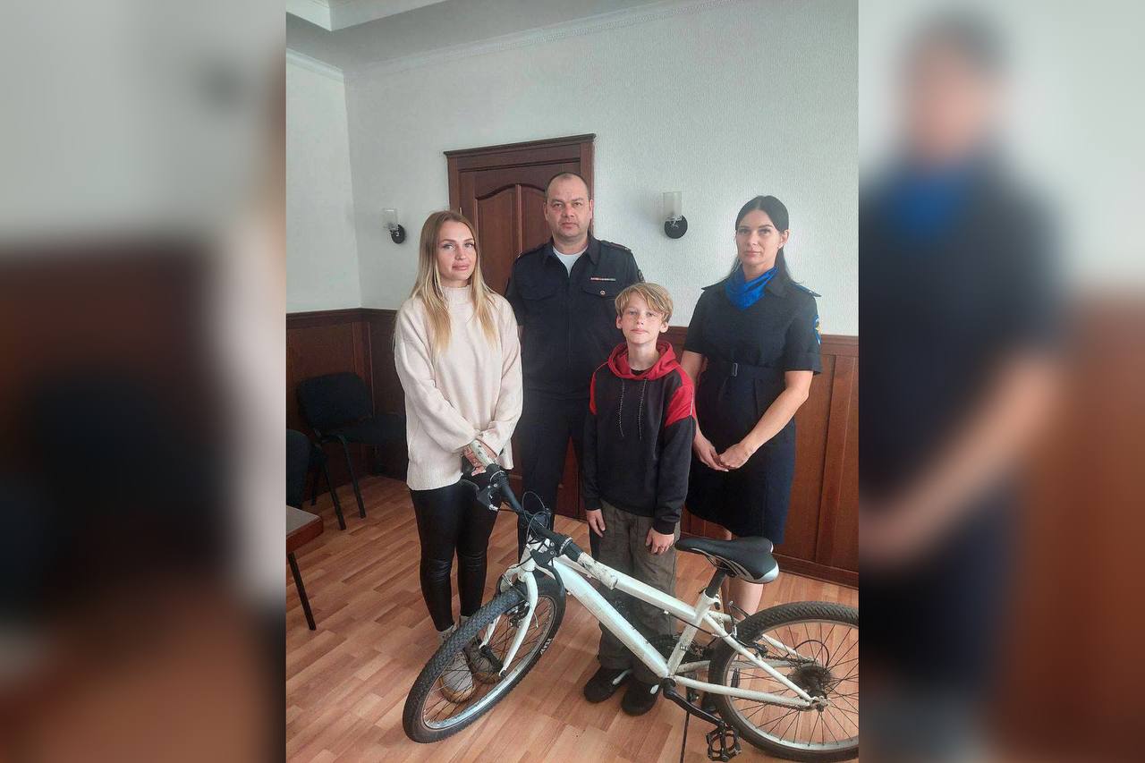 Житель Красноярска похитил у подростка велосипед и сдал его в ломбард Это произошло 25 мая в Октябрьском районе. 12-летний школьник оставил велосипед на детской площадке, а сам пошел домой. Когда он вернулся во двор, то транспортного средства уже не было. С заявлением в полицию обратилась мама мальчика. Сумма ущерба составила около восьми тысяч рублей. Предполагаемым похитителем оказался ранее судимый горожанин 1997 года рождения. Велосипед он сдал в ломбард. Его уже вернули ребенку. На задержанного завели уголовное дело. Теперь ему грозит до пяти лет колонии. краевое МВД