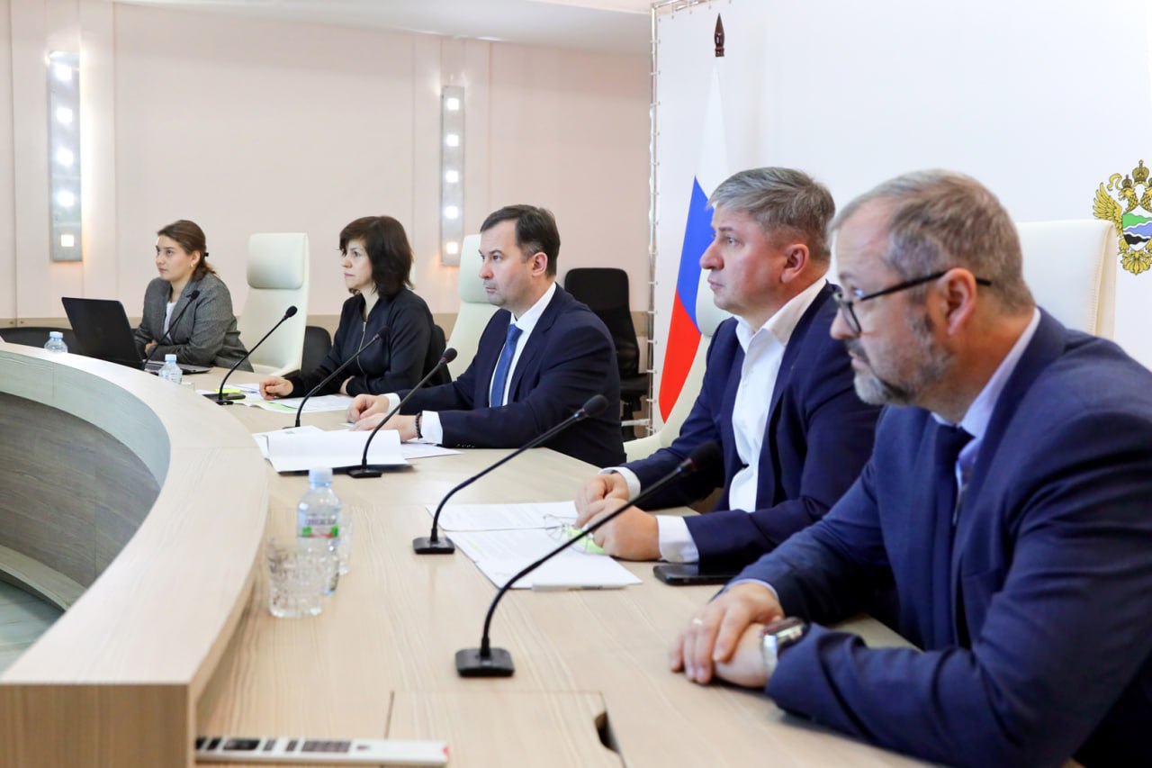 Перевод частного сектора на экологичное отопление и актуализация комплексных планов в Минприроды прошёл штаб Чистого воздуха Заместитель министра природных ресурсов и экологии России Максим Корольков провёл совещание по реализации федерального проекта Чистый воздух национального проекта Экологическое благополучие В мероприятии приняли участие представители региональных властей Минпромторга России Минэнерго России Росприроднадзора Росгидромета Роспотребнадзора аппаратов полномочных представителей Президента Российской Федерации в федеральных округах Генеральной прокуратуры Российской Федерации Среди мероприятий запланированных к реализации в 2025 году большой блок составляет перевод частных домовладений с угольного отопления на электрическое газовое экологичные твердотопливные котлы Представители регионов рассказали о ходе работ В частности до конца года в Красноярске в 1332 домах должны установить автоматические твердотопливные котлы В Абакане Республика Хакасия в частных домах устанавливают аналогичные котлы до конца года их станет 310 а в Братске Иркутская область газифицируют 352 дома В ходе совещания Максим Корольков особое внимание уделил актуализации комплексных планов по снижению выбросов городов Чистого воздуха Сейчас регионы направляют их для согласования в Минприроды России а до 15 ноября 2025 года проекты распоряжений утверждающие комплексные планы будут внесены в Правительство Заместитель главы Минприроды России подчеркнул что все мероприятия планов должны быть выверены и действительно снижать уровень загрязнения воздуха в городах Напомним федеральный проект Чистый воздух реализуется с 2019 года в 12 городах Братск Красноярск Липецк Магнитогорск Медногорск Нижний Тагил Новокузнецк Норильск Омск Челябинск Череповец и Чита По поручению Президента с 1 сентября 2023 года к проекту подключились еще 29 городов из 16 регионов преимущественно Сибири и Дальнего Востока В этих городах реализуются комплексные планы мероприятий по снижению выбросов от промышленных предприятий объектов энергетики коммунальной и транспортной инфраструктуры Всё это позволит снизить объём вредных выбросов в атмосферу и улучшить экологическую ситуацию Так до конца 2026 года 12 городам участникам предстоит снизить общий объём выбросов опасных загрязняющих веществ не менее чем на 20 До конца 2030 года 29 новым городам участникам необходимо снизить объёмы выбросов не менее чем на 20 по сравнению с показателями 2020 года а к концу 2036 года сократить их вдвое