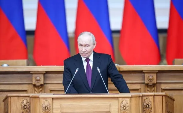 Путин Мост на Сахалин это дорогая история но сделать нужно Президент России Владимир Путин вновь поддержал идею строительства моста на Сахалин подчеркнув что проект нужно реализовать несмотря на его высокую стоимость Об этом сообщает РИА Новости По словам главы государства основная сложность связана не столько с самим мостом сколько с созданием сопутствующей инфраструктуры которая требует значительных вложений Это дорогая история но сделать нужно отметил Путин на встрече с представителями коренных малочисленных народов России Проект моста на Сахалин обсуждается уже много лет и рассматривается как ключевой элемент развития транспортной доступности региона   Прислать новость Подписывайся на нас MAX Telegram WhatsApp ВК