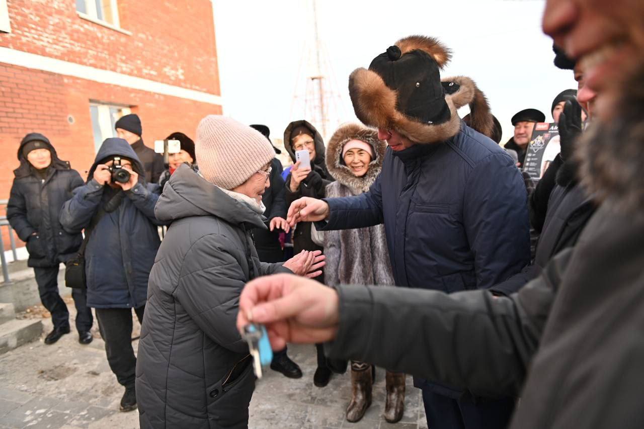 К концу 2024 года начало свершаться то, о чем долго анонсировали – в Бурятии сдают дома для врачей и учителей. Первые ключи от восьми квартир вручили новоселам в Еравнинском районе. Причем специалисты с семьями въезжают не просто в новые дома. В каждой квартире отделка, мебель, в том числе кухонный гарнитур и холодильник. “Заезжай и живи!” – написал в своем тг-канале глава республики Алексей Цыденов после рабочих поездок в командировку в Заиграевский и Еравнинский районы.  В ближайшее время дома для врачей и учителей должны открыться еще в семи населенных пунктах Бурятии: Новой Бряни, Сосново-Озёрском, Кижинге, Хоринске, Кяхте, Кабанске и Петропавловке. Построить их помогла дальневосточная президентская субсидия и полпред Юрий Трутнев.  Проблема кадрового дефицита социальных спецов в Бурятии понятна. Врачей и учителей мало по факту, а уж затянуть их работать в села без механизмов мотивации - невозможно. Проекты “Земский доктор” и “Земский учитель” хоть и работают, но не решают главный вопрос приезжих специалистов – жилищный. Потому в Бурятии решили возродить строительство отраслевого жилья.  Ну и еще пара хороших новостей из командировки главы Бурятии. В Заиграевском районе открыли обновленный детский лагерь “Дружба” – там построили два корпуса на 98 детей. А в Еравнинском районе открыли долгожданную новую поликлиника на тысячу квадратных метров с отдельным детским блоком.