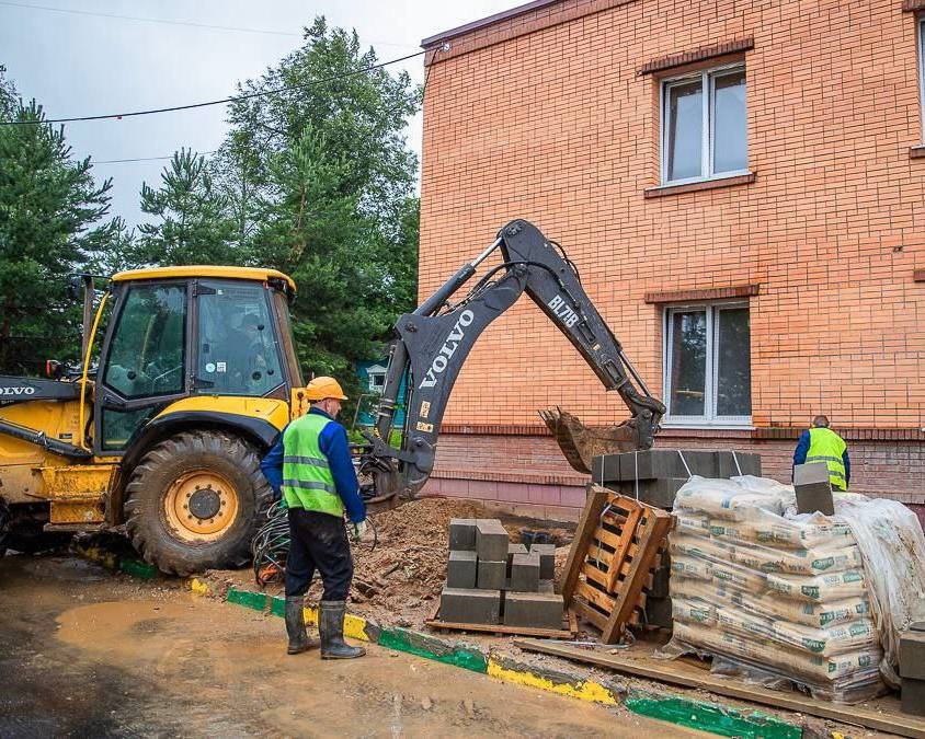 Реконструкция стационара в Перхушково вышла на финишную прямую  На строительной площадке ежедневно трудятся более 100 специалистов, выполняя монтаж вентиляционных систем, укладку кафеля и подготовку инженерных коммуникаций.  В возводимом здании создается современный Региональный сосудистый центр на 163 койки. В его составе будут работать 5 операционных, диагностические кабинеты и отделения нейрохирургии, кардиологии и неврологии. Также предусмотрены два ангиографа, томографы, рентген и другая современная техника.   Сдача объекта запланирована на конец 2025 года. После завершения строительных работ начнется этап монтажа медицинской техники.