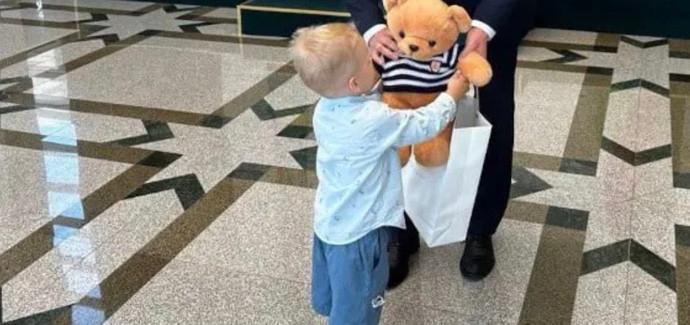 Маленького белоруса, оставшегося сиротой в Казахстане, вернули на родину Об этом сообщили в пресс-службе Министерства иностранных дел Беларуси. После гибели матери май 2025 года Дмитрий оказался под присмотром посторонних лиц, которые попытались скрыться с ним в Караганду. Посольство Беларуси в Казахстане обратилось за помощью в органы внутренних дел и Министерство просвещения Казахстана. Ребенка удалось найти и 16 июня временно разместить в специализированном детском доме «Шапагат» в Караганде. 18 июля консул посольства совместно со специалистами управления по образованию Полоцкого райисполкома забрал Дмитрия для дальнейшего возвращения в Беларусь. Уже 19 июля в посольстве с мальчиком встретился Чрезвычайный и Полномочный Посол Беларуси в Казахстане Алексей Богданов.