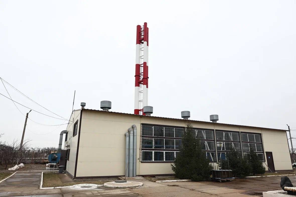 В Наримановском районе продолжается обновление теплосетей По поручению губернатора Игоря Бабушкина выездное совещание в городе Нариманове провёл зампред правительства региона Михаил Богомолов Вместе с главой района Иваном Ревиным обсудили ход отопительного сезона и модернизацию коммунальной инфраструктуры Котельная работает в штатном режиме за зиму не зафиксировано ни одной аварийной остановки Почти на треть выполнена замена магистральных и разводящих теплосетей что позволило снизить теплопотери и повысить температуру в домах До завершения работ осталось около 50 метров трубопровода Также в Нариманове обновят контейнерный парк старые металлические баки заменят на современные пластиковые евроконтейнеры Региональный оператор ЭкоЦентр уже сменил подрядчика Ситуация в сфере ЖКХ остаётся на контроле областного правительства Астрахань 24 в МАХ