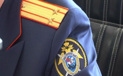 Житель областного центра предстанет перед судом по обвинению в  истязании и покушении на убийство супруги и других преступлениях  Региональными следственными органами СКР завершено предварительное следствие по уголовному делу по обвинению ранее привлекавшегося к уголовной ответственности за преступление против личности 42-летнего жителя областного центра в совершении преступлений, предусмотренных ч.3 ст. 30, ч.1 ст. 105 УК РФ  покушение на убийство , п. «з» ч.2 ст.112 УК РФ  умышленное причинение средней тяжести вреда здоровью, совершенное с применением предметов, используемых в качестве оружия , ч.1 ст. 117 УК РФ  истязание  и ч.1 ст.119 УК РФ  угрозы убийством .  Следствием установлено, что с 2019 года по январь 2025 года по месту жительства в областном центре обвиняемый, находясь в состоянии алкогольного опьянения, на почве ревности, испытывая личные неприязненные отношения к супруге, систематически наносил ей побои руками, ногами и подручными предметами по голове и телу и угрожал убийством, применяя удушающие приемы. В конце 2024 года в ответ на просьбу супруги убавить громкость музыки, нанес ей множественные удары деревянной палкой, причинив травму руки, которая расценивается как вред здоровью средней тяжести. В ночь на 26 января 2025 года, также находясь в состоянии алкогольного опьянения, обвиняемый ударил супругу ножом в грудь. Благодаря своевременно оказанной медицинской помощи пострадавшая осталась жива. В ходе проведения проверочных мероприятий по факту получения ножевых ранений сотрудниками правоохранительных органов было установлено, что женщина систематически подвергалась домашнему насилию.  Дело направлено в суд для рассмотрения по существу.