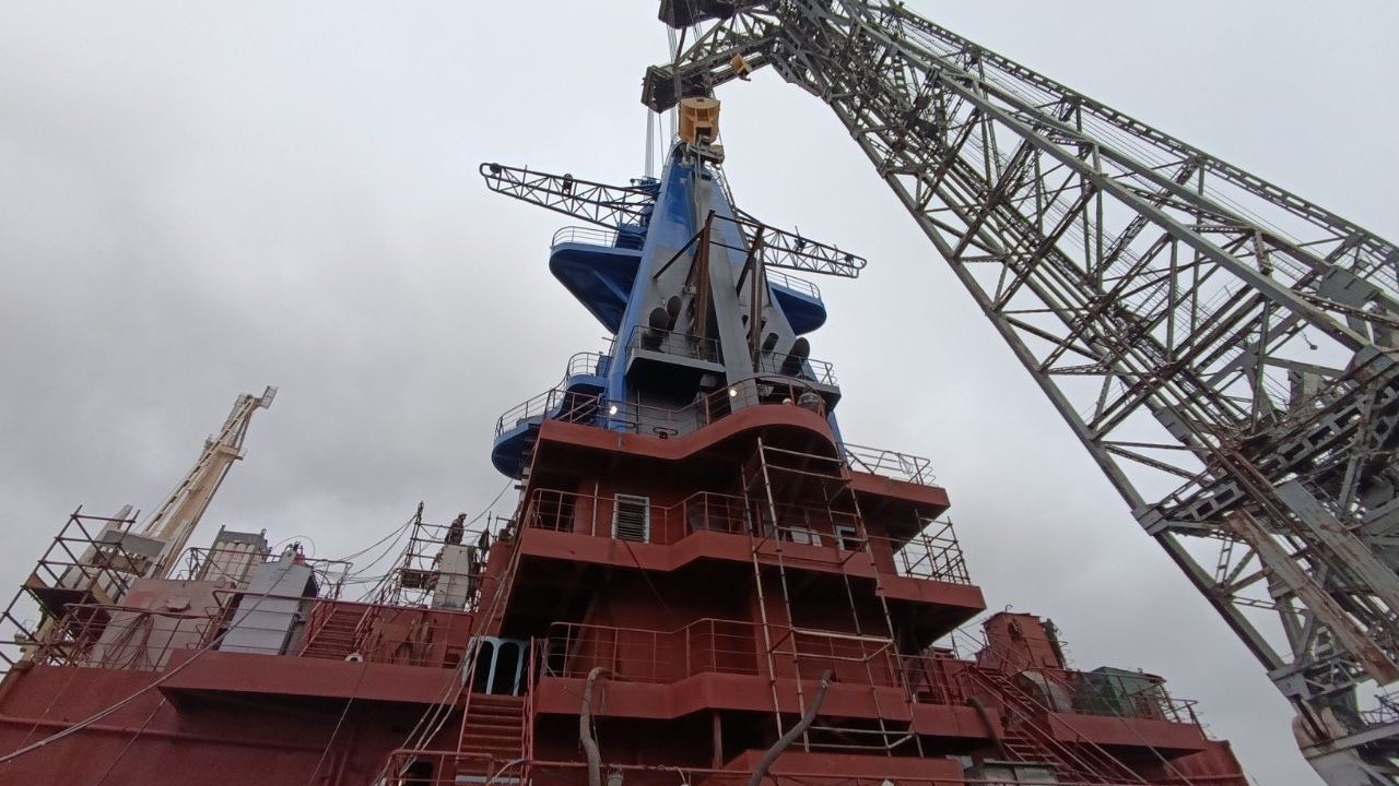 На атомном ледоколе Чукотка установили мачту Формирование надстройки атомохода проекта 22220 выходит на завершающий этап Корабелы погрузили на него мачту высотой 18 6 метра и весом 76 тонн Как сообщили в пресс службе ОСК мачта оборудована газоходами от резервных дизель генераторов атмосферными и воздушными трубами шпигатной системой для удаления воды С установкой мачты ледокол Чукотка получил свои окончательные габариты по высоте почти 60 метров говорится в сообщении Фото ОСК Балтийский завод ВК Все самые важные новости Telegram MAX