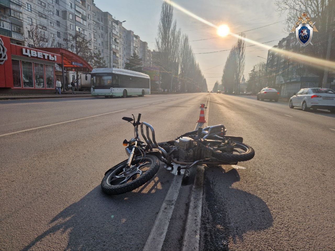 В Курске 17-летний парень на мопеде столкнулся с «Ауди»  ДТП произошло днём 9 марта на проспекте Дружбы. Пострадавший подросток был госпитализирован. Как сообщили в региональном СК России,  угрозы для его жизни нет.  По факту проводится проверка.     !