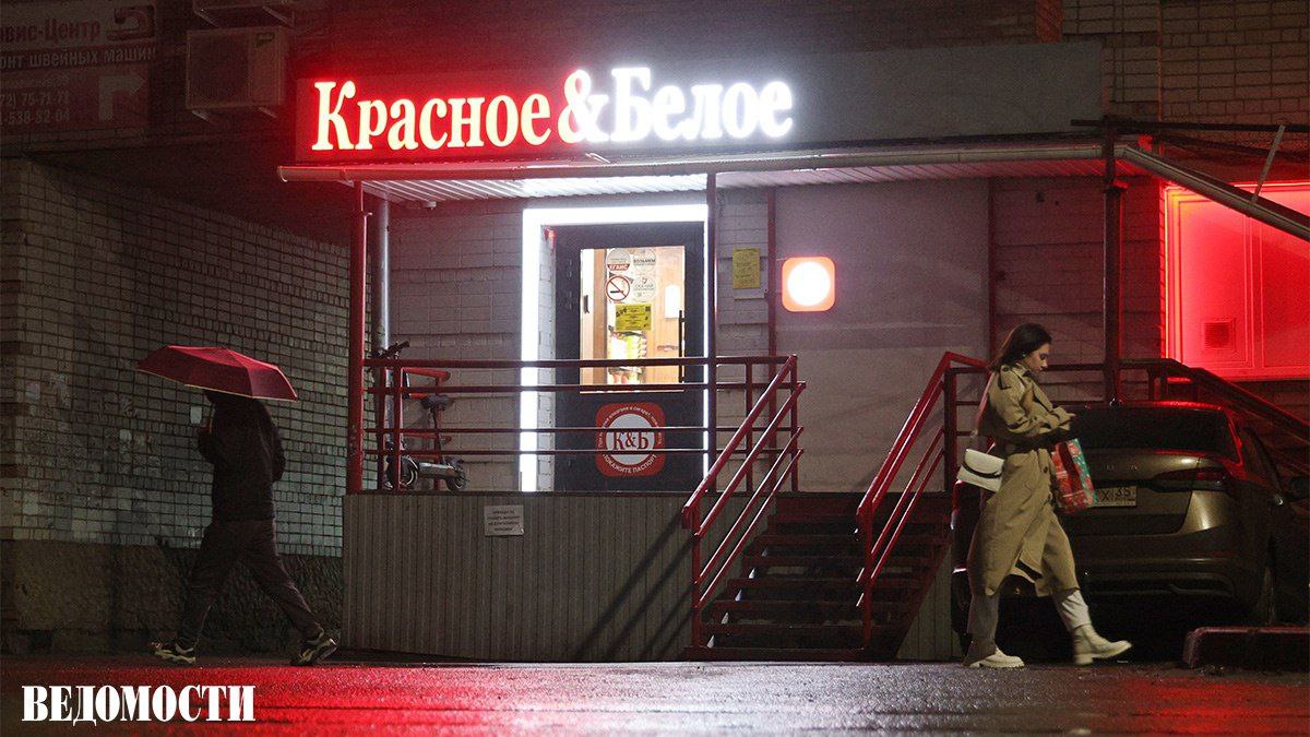 Почти 90 алкомаркетов в Вологодской области закрылись или переформатировали работу после введения ограничений на розничную продажу алкоголя сообщил глава региона Георгий Филимонов В регионе работало 610 алкомаркетов На сегодняшний день 543 магазина закрылись прекратили продажу алкоголя или сменили формат написал он в своем Telegram канале Сеть Красное Белое по словам Филимонова уже около полугода не торгует крепким алкоголем вывески полностью демонтированы С нового года торговая сеть под новым наименованием планирует торговать продуктами в том числе алкоголем по лицензии с соблюдением правил рассказал глава региона Из 125 наливаек закрыто или перепрофилировано под формат кафе 75 Кроме этого прекратили работу 218 из 316 точек продажи вейпов Telegram Max