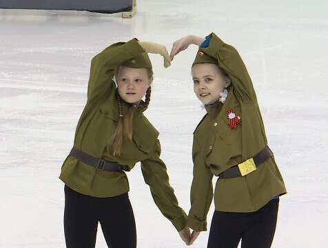 Концерт на льду представили юные калужские фигуристы В Калуге прошёл концерт на льду в честь Дня Победы. Мероприятие состоялось на ледовой арене спортивной школы "Космос".