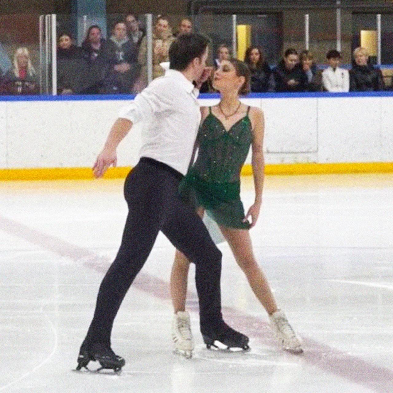 Алена Косторная уже выступила на любительских соревнованиях вместе с Гошей Куницей прокатала короткую на турнире памяти Проскурина в качестве приглашенной звезды Контент двойная подкрутка двойной прыжок и двойной выброс риттбергер lapidarnst Лучший канал о фигурном катании