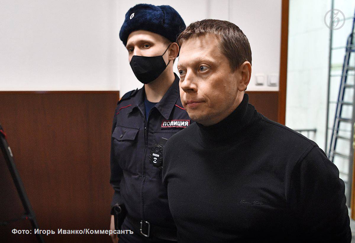 Бывший полковник таможенной службы Александр Алеев которого приговорили к 10 годам лишения свободы за взятки ушел на СВО Это указано в карточке его дела на сайте судов Москвы Александра Алеева арестовали в 2023 году При обысках у него нашли 91 тыс и 17 8 млн руб Во время судебного разбирательства он утверждал что собирал и хранил дома деньги предназначенные для помощи участникам СВО Подписывайтесь на Ъ Оставляйте бусты