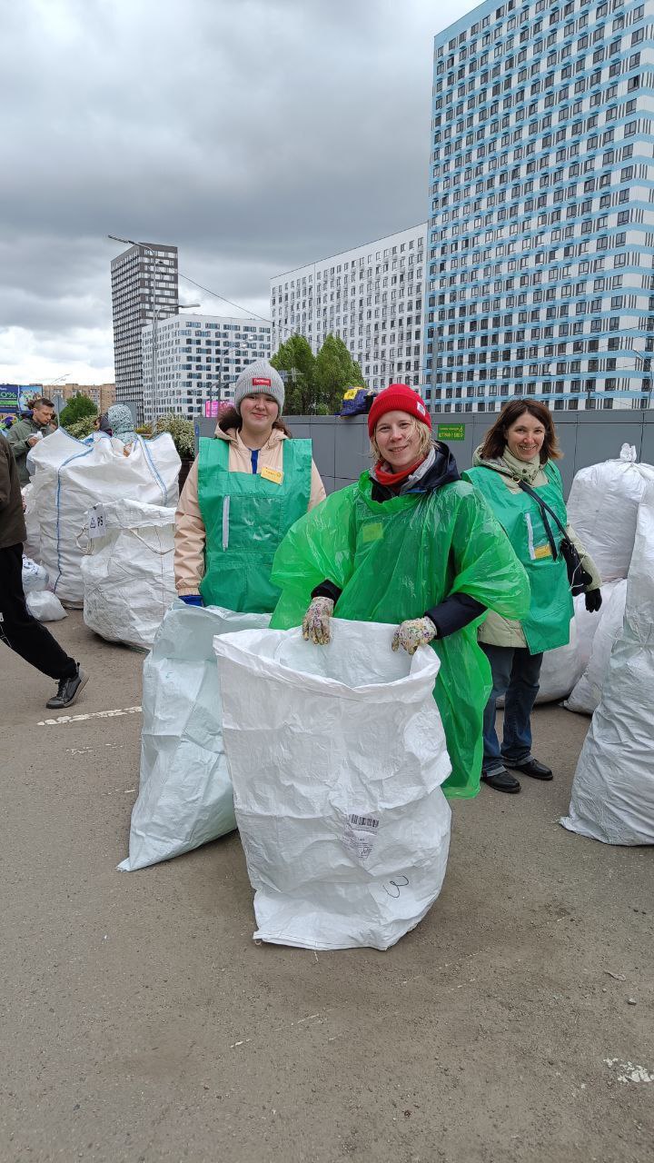В Мытищах прошла акция по раздельному сбору вторсырья Акция по раздельному сбору вторичного сырья прошла в Мытищах. В мероприятии приняли участие более 200 человек, в том числе 19 волонтеров. В рамках акции неравнодушные мытищинцы загрузили две газели отборного чистого вторсырья, в котором было различное сырье, в том числе мешки с полипропиленом, HDPE-пластиком, полистиролом, а также с предметами из жести, алюминия, крафта, бумаги, газеты, гофры, пакетов, тетрапака, пульперкартона, пенопласта и стекла. Экологические акции по сбору вторичных ресурсов волонтеры сообщества "Экооперация" организуют в Мытищах каждое второе воскресенье месяца. Участие в экологических акциях и сортировка отходов — это простые, но эффективные способы внести свой вклад в сохранение окружающей среды и сделать свой город чище и зеленее. Фото: Экооперация #мытищи_новости