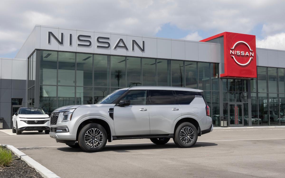 Акции Nissan упали после решения пенсионного фонда Mercedes продать их Акции Nissan Motor на торгах во вторник упали на 6 25 до 340 3 иены 2 31 свидетельствуют данные Токийской фондовой биржи В течение торгового дня бумаги на минимуме теряли 6 66 опускаясь до 338 8 иены 2 29 Накануне 25 августа пенсионный фонд Mercedes Benz сообщил что продаст свой пакет акций Nissan Motor стоимостью около 346 млн что составляет 3 8 общего числа акций Как пишет Reuters это решение усилило давление на стоимость акций японского автопроизводителя В соглашении об условиях указано что акции Nissan будут предлагаться по цене от 337 5 до 345 иен за акцию что на 4 96 7 02 ниже последней цены закрытия торгов 25 августа 363 иены за акцию Агентство отмечает что продажа свидетельствует об обеспокоенности инвесторов перспективами плана оздоровления Nissan который включает закрытие производства на некоторых заводах в Японии и за рубежом для сокращения расходов и восстановления прибыльности Представитель Mercedes заявил что пакет акций Nissan переведенный в пенсионный фонд в 2016 году не имеет стратегического значения а продажу оставшихся 3 8 акций автопроизводителя он назвал очисткой портфеля фонда Подробнее Акции Nissan упали после решения пенсионного фонда Mercedes продать их Данные TradingView Подписаться на Сам ты инвестор