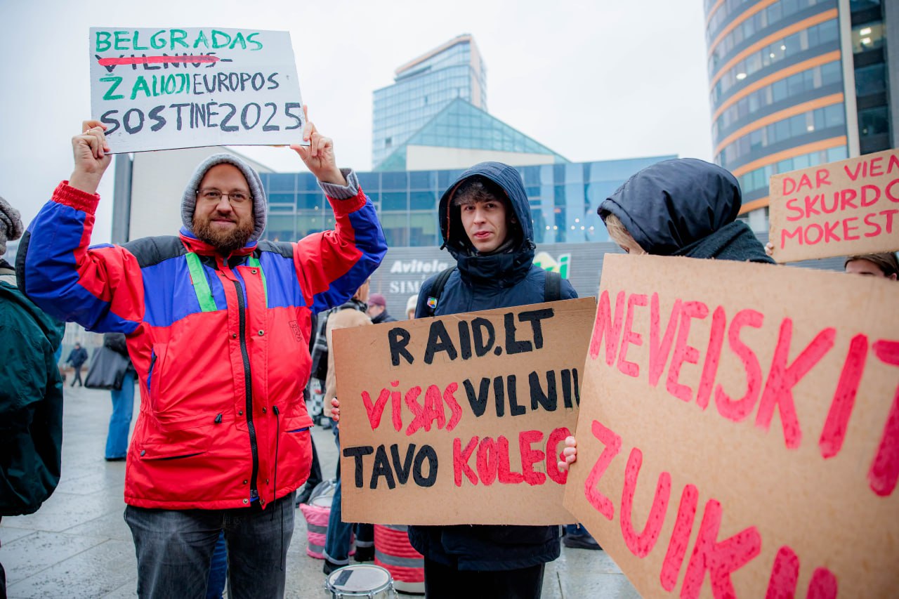 В Вильнюсе проходит акция протеста против повышения цен на проезд в общественном транспорте   На площади Европы возле Вильнюсского городского самоуправления собрались протестующие, критикующие и решительно выступающие против планов столичного правительства повысить цены на билеты на общественный транспорт.