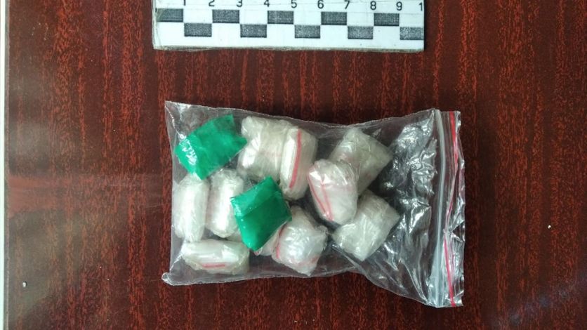 В Орловской области поймали молодого закладчика  У него нашли почти 85 граммов наркотика. Пакет с запрещенным веществом он хранил дома. "Зелье" подозреваемый привез из другого региона и планировал продать на Орловщине. 19-летнего парня взяли под стражу    Вести-Орел. Подписаться