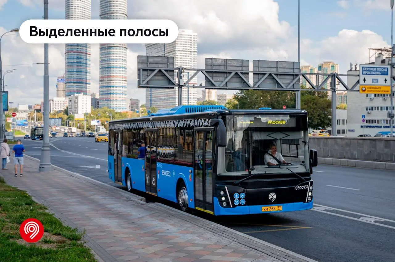 Быстрее на общественном транспорте москвичам напомнили о плюсах выделенных полос В Москве активно развивают инфраструктуру для эффективной работы наземного транспорта Уже ввели 515 км выделенных полос Их преимущества Сокращают время в пути в 2 4 раза Снижают риск ДТП в среднем на 25 Повышают регулярность движения транспорта Автобусы и электробусы следуют по расписанию и без задержек Уменьшают время ожидания на остановках Позволяют более грамотно организовывать транспортную работу ресурс подвижного состава расходуется эффективнее Фото Дептранс Москвы