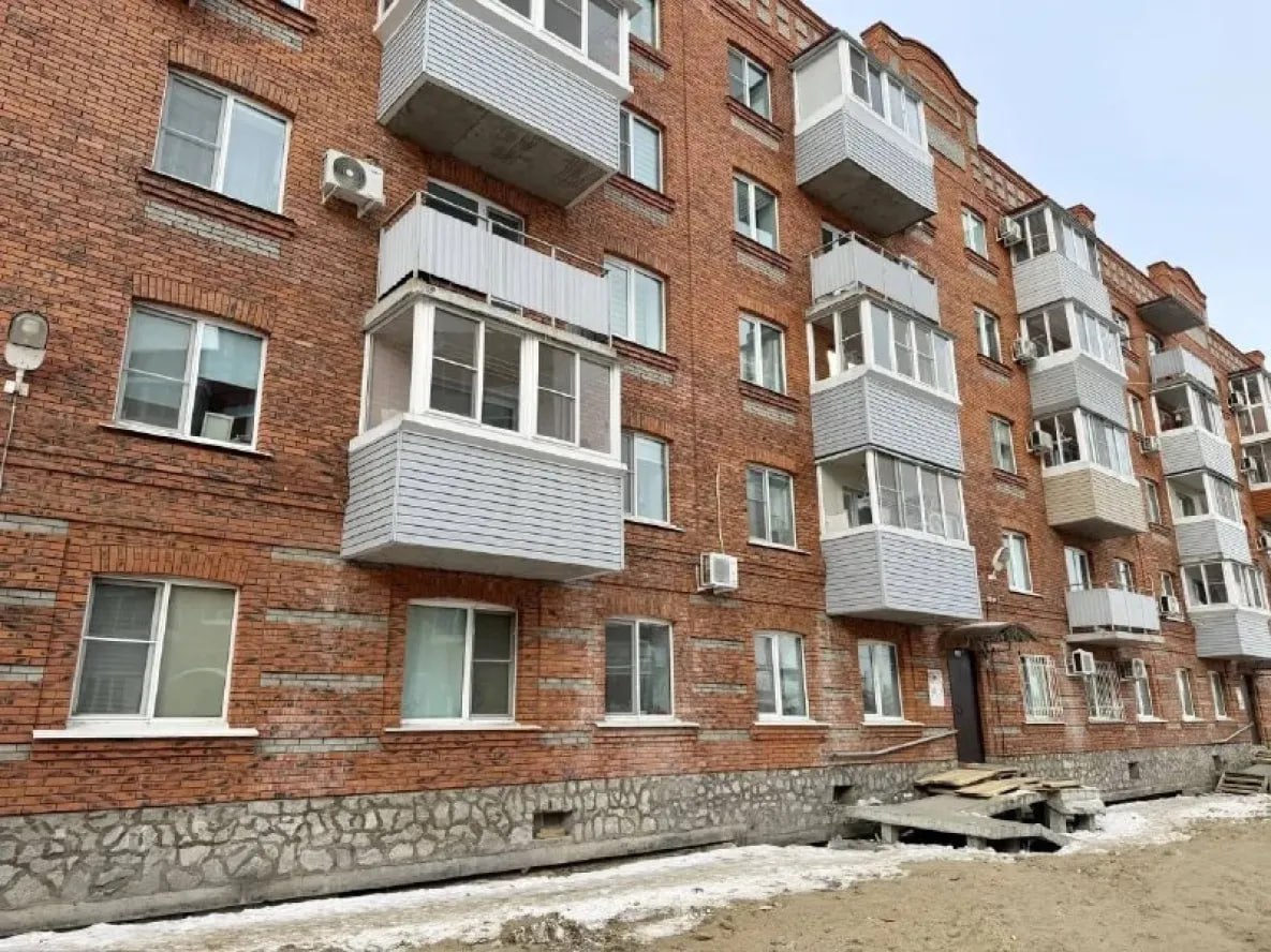 На улице Крещенской в Хабаровске завершили работы по замене ливнёвки Проблему с повреждённым ливневым коллектором по адресу улица Крещенская 2 удалось решить городской администрации Жители дома несколько лет страдали от сильных просадок грунта в своем дворе минувшим летом после сильных дождей и вовсе произошел разлив воды и обрушение грунта размылся участок у крыльца затопило подвал Так как после банкротства застройщика не был решен вопрос кому принадлежит объект коммунальной сети и велись споры то должного обслуживания в это время не производилось что и привело к данным последствиям Помочь разрешить проблему жильцов взялась администрация Хабаровска было решено заменить ливневой коллектор Работы по укладке ливневой канализации выполнены в полном объеме Подрядной организацией уложены все 96 запланированных метров Следующий этап работ провести восстановление благоустройства Его перенесли на теплый период чтобы дождаться устойчивой погоды и естественной усадки грунта Поэтому укладка асфальта будет выполнена до 1 июля todaykhv