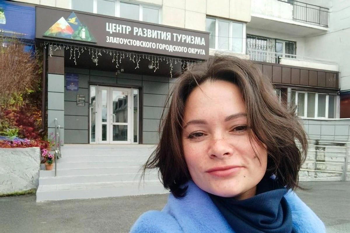 ФСБ задержала замдиректора департамента общественных связей администрации Екатеринбурга  Уголовное дело связано с предыдущим местом работы Дины Шведкиной — она экс-председатель челябинского Агентства развития туризма. Ее подозревают в хищении более 700 тыс. рублей, выделенных на нацпроект, пишет 74.ru.  По предварительным данным, Шведкина заключила госконтракт на строительство информационного центра на туристическом маршруте Косотур по завышенной стоимости.  Фото: личная страница Дины Шведкиной ВКонтакте    Новости из Екатеринбурга