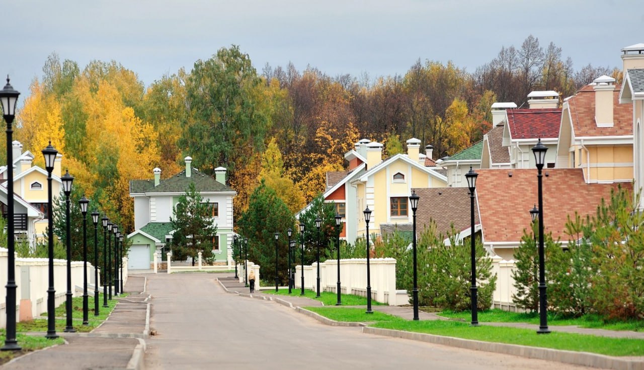 Правительство России согласовало меры поддержки для рынка ИЖС Об этом сообщил Ирек Файзуллин на заседании итоговой коллегии Министерства строительства архитектуры и ЖКХ Татарстана Речь идет о предоставлении подрядным организациям использующим счета эскроу кредитов с зонтичным поручительством корпорации МСП введении для подрядчиков отдельных критериев при одобрении проектного финансирования в инструкции Банка России обеспечении формирования отдельной программы по инфраструктурному обеспечению участков для развития ИЖС перечислил Ирек Файзуллин