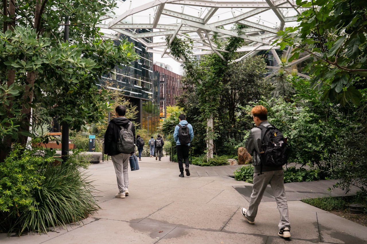 CEO нашли идеальное прикрытие для увольнений всё валят на ИИ Раньше корпорации валили вину за плохие кварталы на рыночные условия Теперь в моде AI washing Если увольняешь тысячи человек кричи про беспрецедентную эффективность ИИ и инвесторы похлопают по плечу за технологичность Guardian накопал фактуры как это работает Маскировка провалов Amazon с октября вышвырнул 30 000 сотрудников Сначала пели про трансформацию уровня интернета а потом Энди Джесси сдал назад увольнения это про культуру а не про ИИ Просто переборщили с наймом в пандемию   Политический щит Критиковать тарифы Трампа значит навлекать гнев Белого дома Списать 54 000 увольнений на алгоритмы безопасно и модно Экономисты уверены ChatGPT не мог так быстро сожрать рынок труда это просто удобный громоотвод Даунгрейд за те же деньги Технологии пока не заменяют профессии целиком Forrester прогнозирует всего 6 к 2030 году Но ИИ позволяет нанять вместо одного дорогого сеньора двух дешевых джунов Работа та же косты ниже Это не автоматизация а обычный демпинг цены человеко часа Бизнес научился продавать сокращение штата как инвестиции в будущее По факту классическая чистка P L под соусом прогресса HR увольнения tsingular