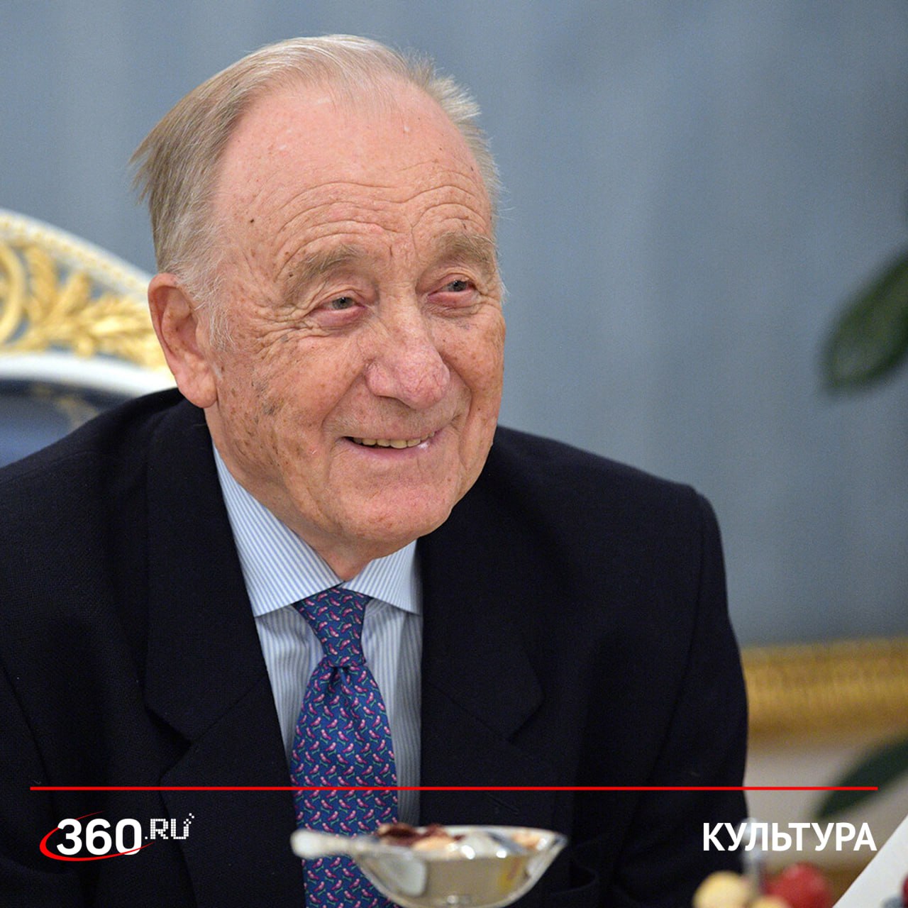 На 93 м году жизни скончался выдающийся композитор Родион Щедрин Об этом сообщил Большой театр Щедрин один из крупнейших музыкантов современности он был удостоен множества высоких государственных и профессиональных наград Его сочинения вошедшие в золотой фонд мировой культуры запомнились поколениям слушателей по всему миру Биография Родился 16 декабря 1932 года в Москве в музыкальной семье Окончил Московское хоровое училище затем Московскую государственную консерваторию имени П И Чайковского по классам композиции и фортепиано В 1958 году женился на прима балерине Большого театра Майе Плисецкой которая стала его музой Широкую известность ему принесли такие ранние работы как Первый фортепианный концерт и концерт для оркестра Озорные частушки В 1981 году ему было присвоено звание народного артиста СССР Мировое признание композитору принесли масштабные произведения балеты Кармен сюита Анна Каренина оперы Мертвые души и Лолита главныелица Подписаться на tv360 I Обратная связь I Чат 360 I Наш канал в MAX