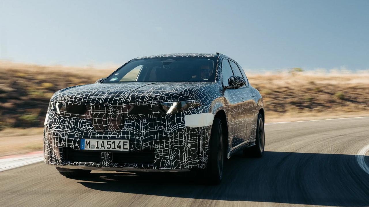 Наконец-то в BMW починят поворотники BMW тестирует электромобиль нового поколения BMW iX3 с чипом Qualcomm Snapdragon Ride и интеллектуальной системой мониторинга водителя. По задумке, машина будет не просто оповещать вас о дорожных событиях или проблемах, а следить за вашим взглядом и помогать в движении. Например, можно будет посмотреть в боковое зеркало и машина поймёт, что нужно перестраиваться. А если вы начнёте менять полосу, машина сама включит поворотник. rozetked.me/news/39765