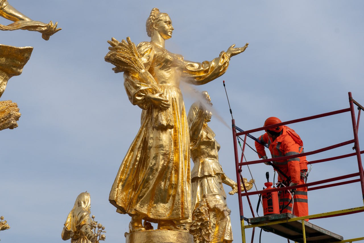 Фонтаны на #ВДНХ подготовили к зиме  «Сезон работы фонтанов завершился в столице 12 октября, после этого приступили к подготовке сооружений к зиме. Провели промывку фонтанов «Дружба народов», «Каменный цветок», «Золотой колос» и 14 фонтанов, расположенных на Центральной аллее ВДНХ. Работы выполнили бригады коммунальных служб с привлечением спецтехники», – рассказал заместитель Мэра Москвы Петр Бирюков.  Фонтаны на ВДНХ – сложные архитектурно-художественные сооружения с большим количеством позолоченных скульптур, декоративных медных и бронзовых элементов, они требуют бережного ухода и промываются исключительно вручную.   Позолоченные элементы и мозаики из смальты очистили мягкими кистями с применением раствора лимонной кислоты.   Гранитные поверхности промыли с помощью аппаратов высокого давления нейтральным моющим средством.   ‍ Для очистки верхней части фонтана «Золотой колос», высота которого – 16 метров, привлекли промышленных альпинистов. Чтобы добраться до фонтана, расположенного в центре 3-го Каменского пруда, использовали лодки.   Зимой тщательно проверим техническое состояние сооружений, все конструкции в подземных коллекторах, гидравлику, насосное оборудование и струеобразующие элементы.  #факт: в 2018-2019 годах на ВДНХ отреставрировали все 14 фонтанов Центральной аллеи и фонтаны – объекты культурного наследия – «Золотой колос», «Каменный цветок» и «Дружба народов». Всем им вернули исторический облик и полностью обновили инженерные системы.