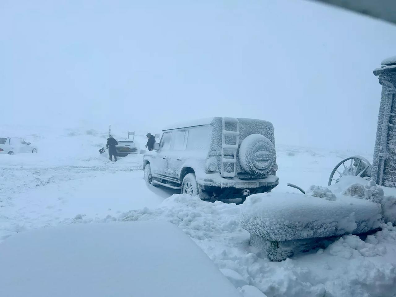 Жители Йоркширских пустошей провели Новогодние праздники в пабе, потому что... не могли оттуда выбраться из-за снежной бури.  Да, сразу 32 человека застряли в пабе Tan Hill Inn, поскольку проигнорировали предупреждение властей о надвигающейся буре. Правда их это вряд ли расстроило, потому что еды и напитков в заведении хватило бы даже на месяц их пребывания, а еще там есть комнаты для сна. Хуже всего в этой ситуации было сотрудникам, которые не могли уехать с работы в свои законные выходные.   Кажется теперь мы знаем, кто провел новогодние праздники круче всех.