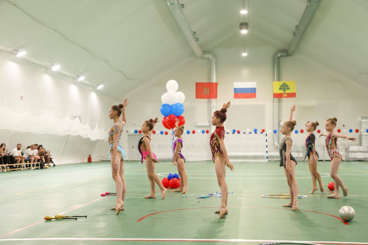 На стадионе «Торпедо» в Сосновоборске открылся новый спортивный зал. Это тентовая конструкция, где можно заниматься игровыми видами спорта круглый год. В зале также установили футбольные ворота, волейбольную сетку, передвижные баскетбольные кольца, сиденья для болельщиков. Одновременно на объекте могут играть 40 человек. За предыдущие пять лет в крае возвели 12 тентовых спортзалов. В 2025 году подобные сооружения появятся в Шарыпове, Боготоле, Енисейском районе и Шушенском муниципальном округе.
