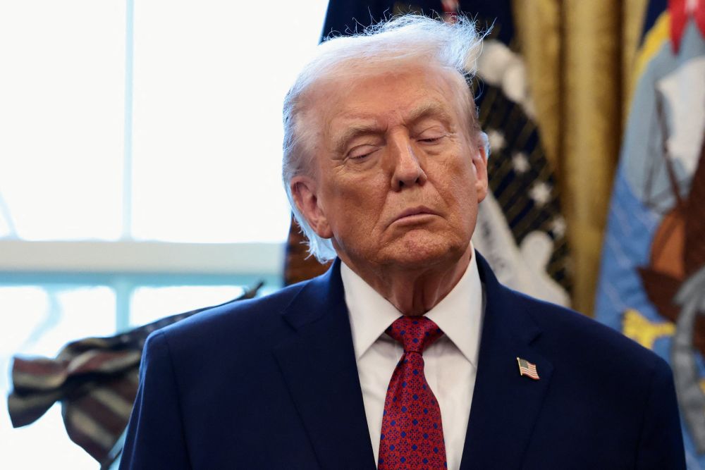 США полностью ограничивают въезд в страну для граждан семи стран Об этом говорится в заявлении Белого дома На основе недавнего анализа были введены полные ограничения на въезд еще для пяти стран Сирии Буркина Фасо Мали Нигера и Южного Судана отмечается в документе Под этот запрет также попали Лаос и Сьерра Леоне в отношении которых ранее действовали частичные ограничения Кроме того США ввели частичные ограничения на выдачу виз гражданам 15 стран Речь идет о Нигерии Зимбабве Замбии Анголе Антигуа и Барбуде Бенине Кот д Ивуаре Доминике Габоне Гамбии Малави Мавритании Сенегале Танзании и Тонги Фото REUTERS Подписаться на Российскую газету Читать нас в MAX