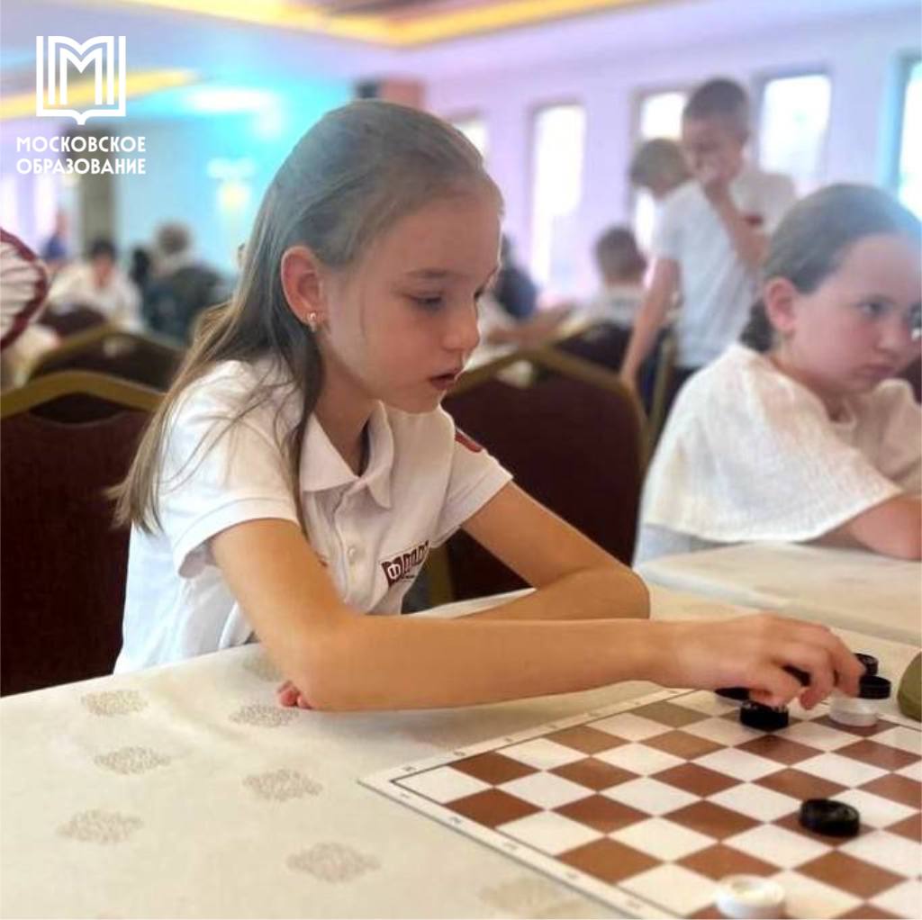 Новости из мира шашек новая чемпионка мира в блице В Турции 29 октября стартовал молодежный чемпионат мира по шашкам 64 Первым видом программы стал блиц собравший юношей и девушек в различных возрастных категориях Софья Чалова ученица школы 1347 завоевала звание чемпионки мира в блице среди девушек до 11 лет Такой подарок ко Дню тренера школьница преподнесла своим наставникам из ДЮСШ им М М Ботвинника Всего российские спортсмены выиграли 11 золотых медалей   поздравляем Софью и всех тренеров с профессиональным праздником желаем взятия новых высот   Московское образование теперь и в МАХ допобразование