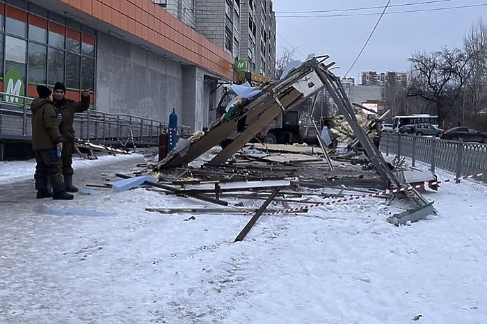 Верховный суд РФ разрешил сносить киоски в Екатеринбурге Верховный суд РФ разрешил сносить киоски в Екатеринбурге Как сообщает Telegram канал Екатеринбург Главное Верховный суд отменил решение Челябинского кассационного суда Победа ВС РФ отменил решение Челябинского кассационного суда и разрешил властям Екатеринбурга и дальше наводить порядок в уличной торговле Напомним что так называемые нелегальные киоски в Екатеринбурге начали сносить весной 2025 года Вместе с ними же под снос пошли почти все постановочные комплексы в городе В ноябре Денис Паслер распорядился приостановить снос в Екатеринбурге нестационарных торговых объектов Поводом для решения стали многочисленные обращения предпринимателей и жителей обеспокоенных массовым демонтажом киосков uralweb ru